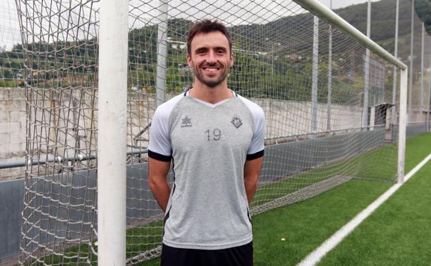 Real Oviedo | Álvaro Cuello vuelve a El Requexón con Bolo