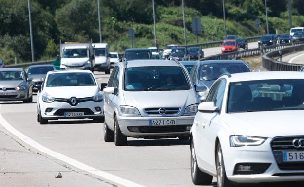 Atasco kilométrico en la 'Y' tras chocar cinco coches al perder un camión parte de su carga