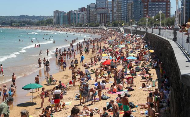 Las playas de Asturias, a rebosar en el fin de semana más caluroso del verano