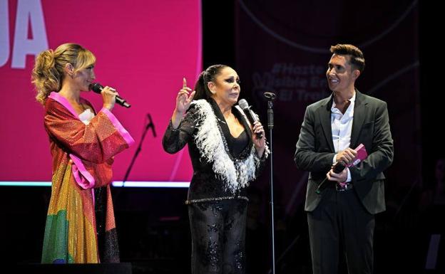 Isabel Pantoja recibe el premio Mr Gay: «Soy una más de ustedes»