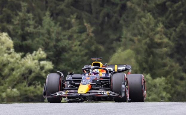 Verstappen se pasea, Sainz se queda corto y Alonso se desespera