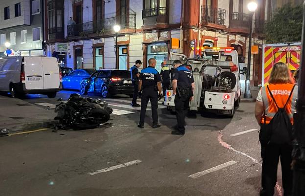 Cuatro heridos al arrollar un turismo a una moto en Gijón