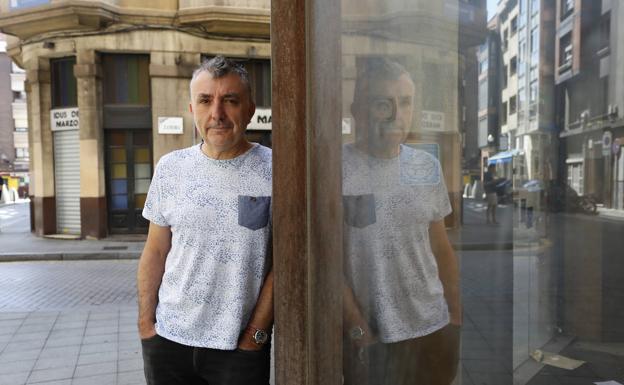 Manuel Vilas, escritor: «El único territorio seguro donde hay verdad y belleza en la vida es el amor»