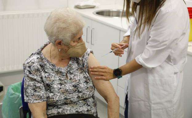 Europa recomienda la cuarta dosis de la vacuna para todos los mayores de 60 años