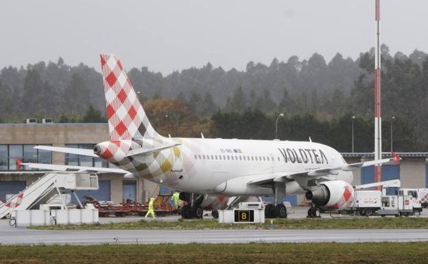 La niebla obliga a desviar a Asturias un vuelo procedente de Bilbao que no pudo aterrizar en La Coruña