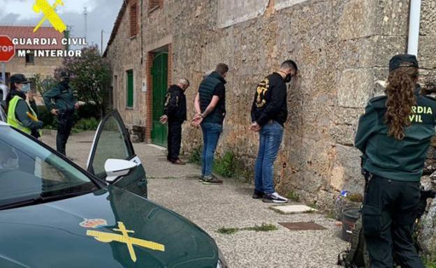 Detenidos cinco moteros de una banda, dos de ellos asturianos, por tenencia ilícita y tráfico de armas