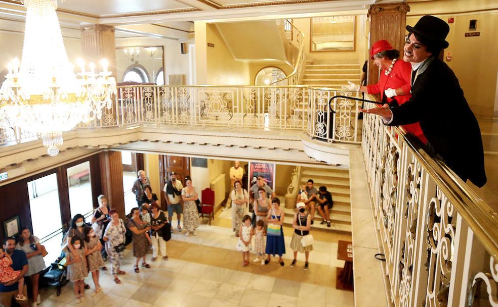 Isabel II y Chaplin se 'cuelan' en el Teatro Campoamor