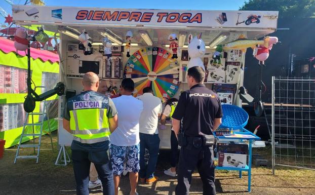 Precintan un puesto en la Semana Negra por realizar prácticas de juego ilegal