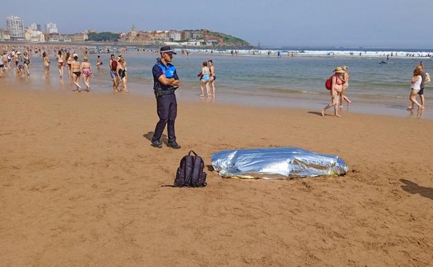 Fallece un hombre de 52 años en la playa de San Lorenzo