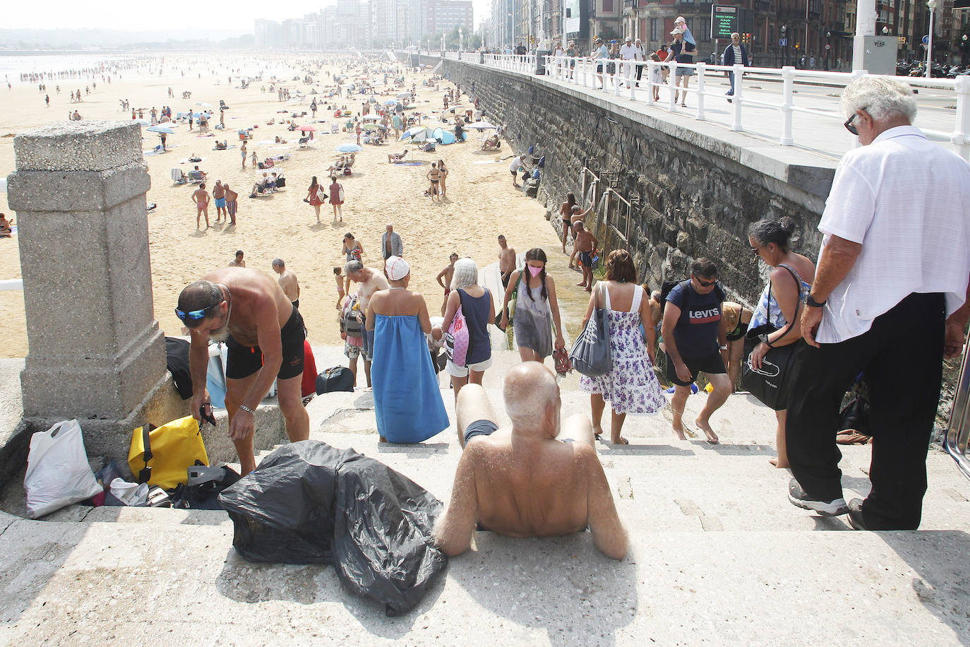 A remojo para mitigar el calor en Asturias