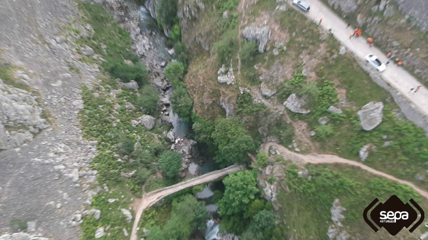 Fallece una mujer al caer 20 metros en la ruta del Cares