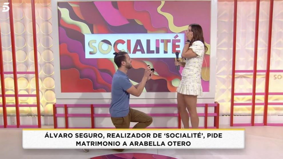 El emotivo momento en 'Socialité': el novio de Arabella Otero le pide matrimonio en directo