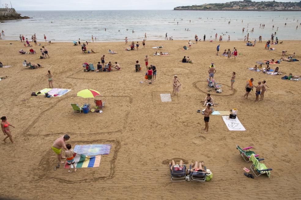 Un matrimonio logra que le quiten una multa por dejar sus enseres en la playa de Gijón