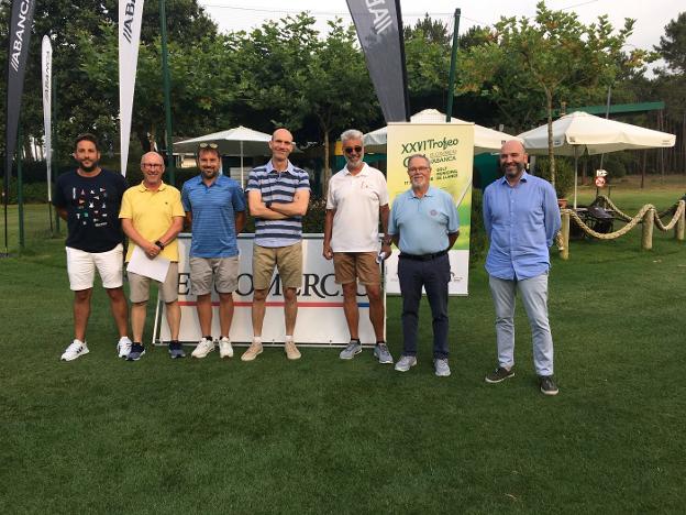 The different champions, together with the representative of ABANCA and Diego Oliveira, head of Marketing at EL COMERCIO. 