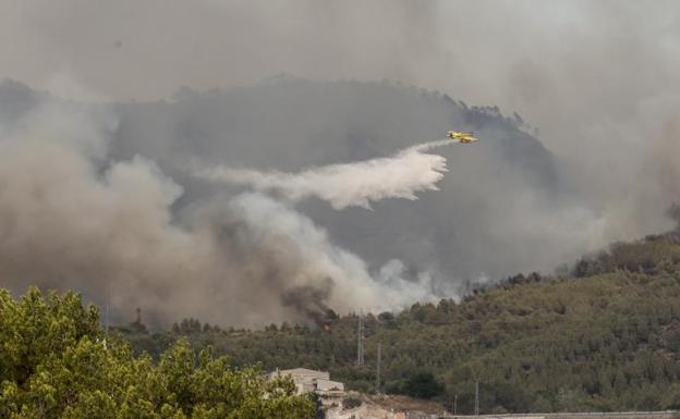 El fuego provoca tensión y pánico en un tren que circulaba a escasos metros del incendio de Zamora