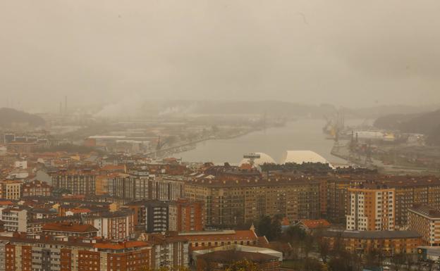 El nuevo plan de calidad del aire para Avilés plantea intensificar las medidas en el entorno del puerto