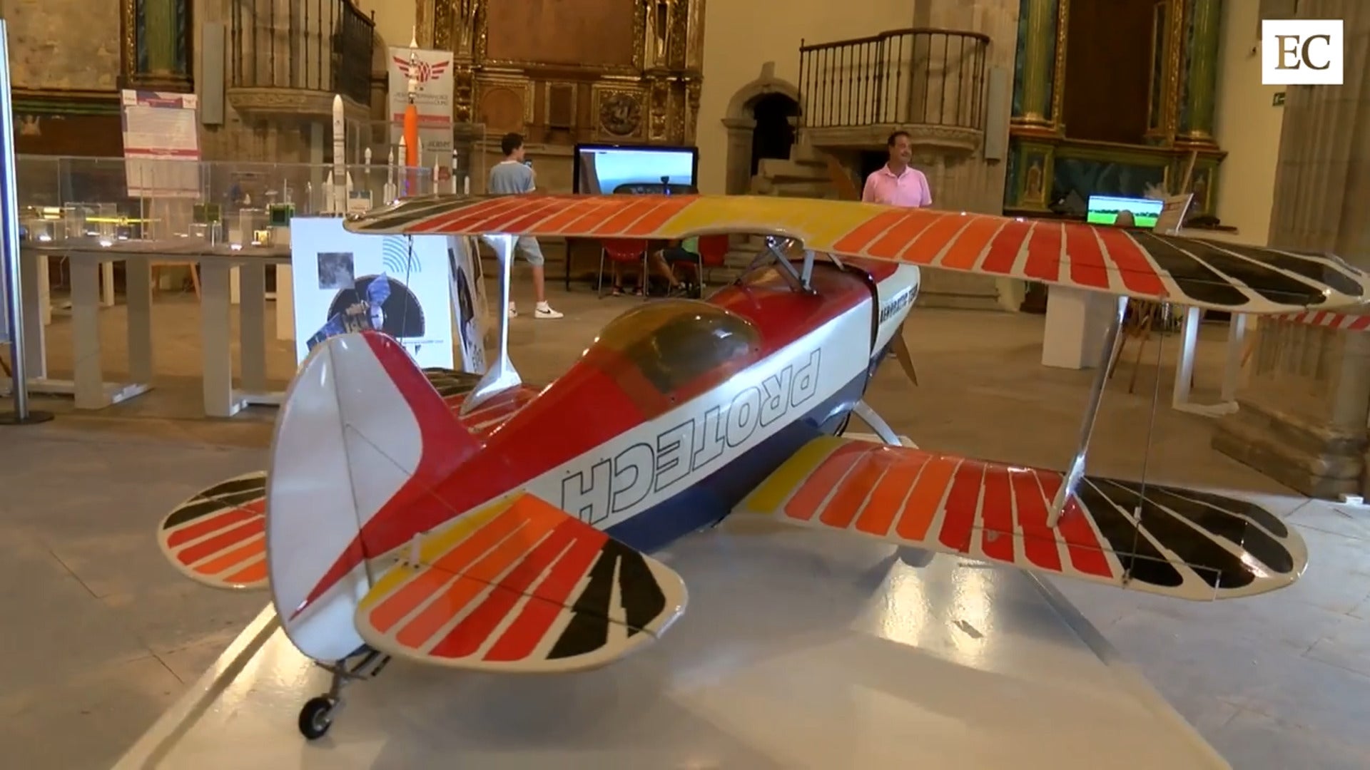 Exposición aeronáutica en la Colegiata de Gijón