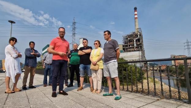 Piden frenar el derribo de la térmica de Lada