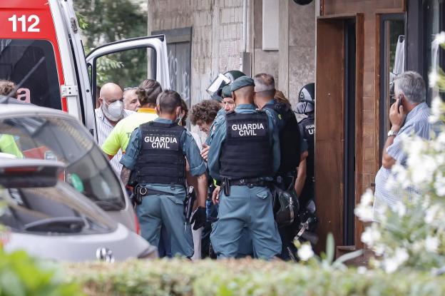 Un hombre atrincherado con un cuchillo mantiene en vilo a Piedras Blancas