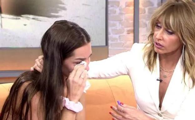 Jennifer Lara ('MyHyV'), consolada por Emma García tras entregar a su hija a su expareja