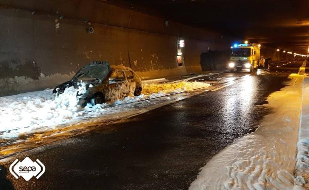 Atasco en el Huerna tras el incendio de un vehículo en el Negrón