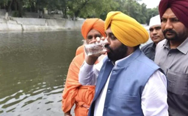 Un ministro bebe agua de un río para demostrar que no está contaminada y termina hospitalizado