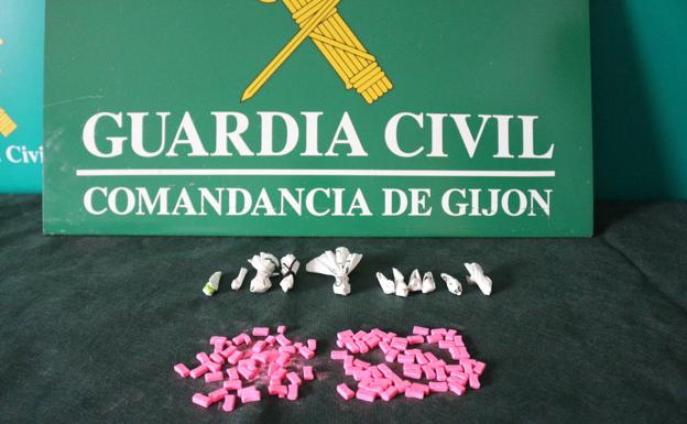 Dos detenidos de 27 y 34 años por traficar con droga en el Boombastic de Llanera