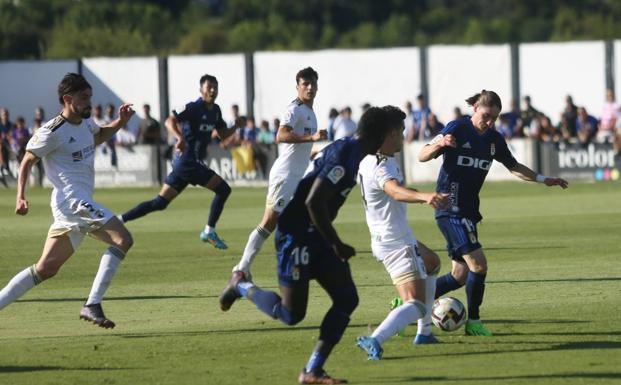 El Burgos gana por la mínima y de penalti al Real Oviedo