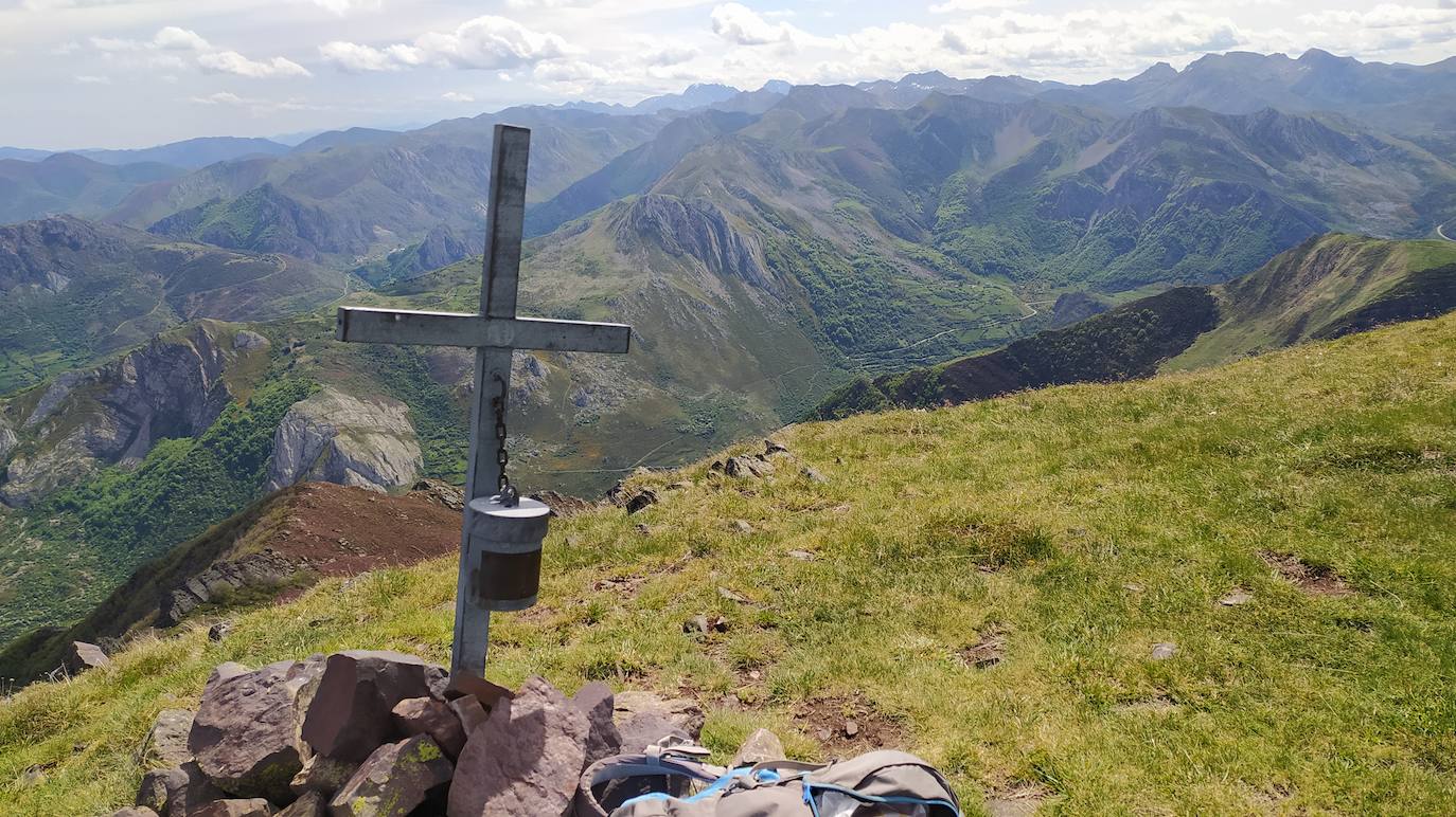 Ruta al pico Mocoso, atalaya sobre los territorios de Somiedo