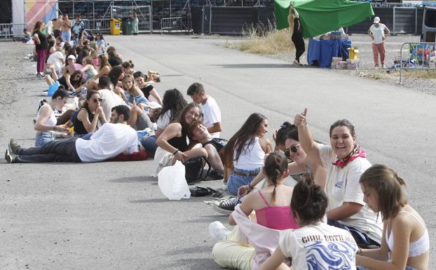 Largas colas desde primera hora de la mañana para el concierto de Dani Martín en Gijón