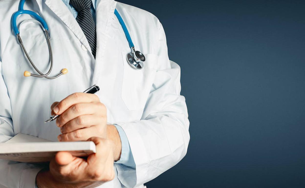 Los médicos de Primaria aún dedican la quinta parte de su jornada a papeleo