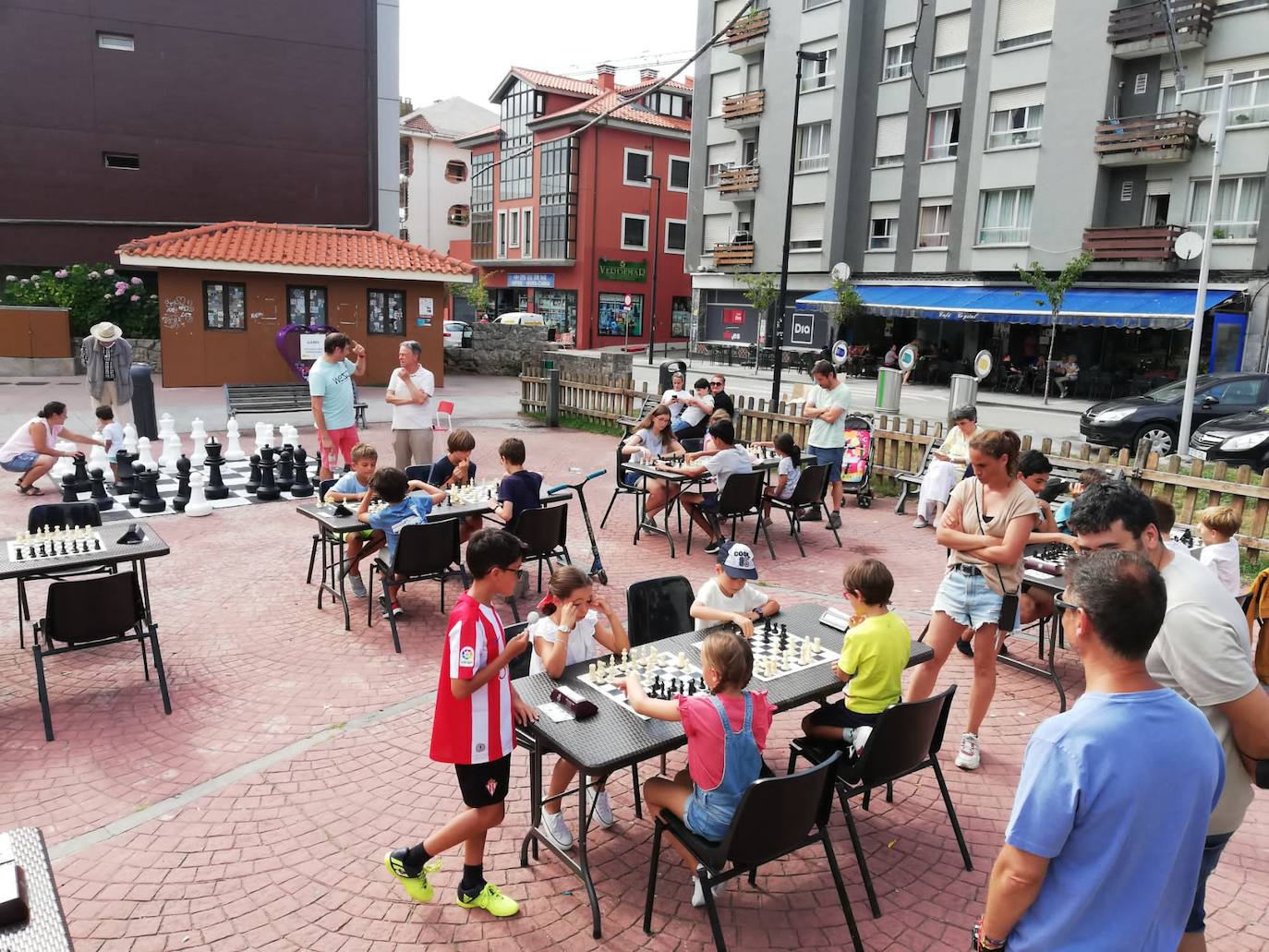 Llanes se vistió de blanco y negro