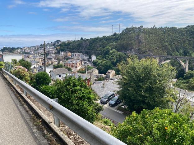 Herido grave un ciclista de 16 años tras caer desde una altura de 10 metros en Luarca