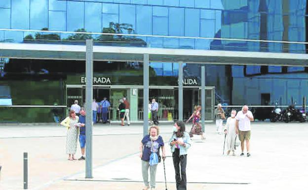 30.000 asturianos más que hace un año a la espera de una cirugía o una primera consulta