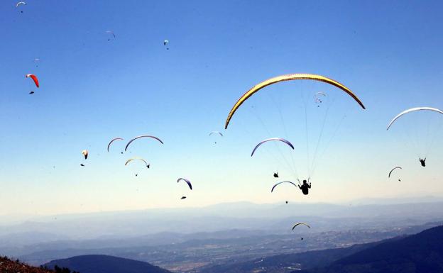 Muere un parapentista al chocar con otro en vuelo