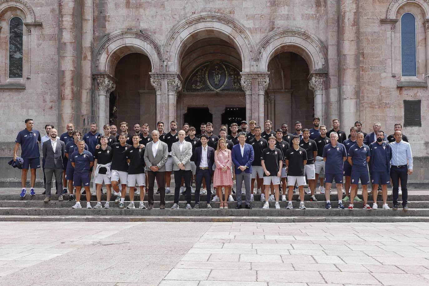 El Sporting visita a la Santina en Covadonga