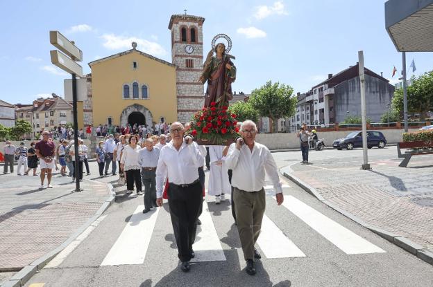 San Félix, patrono de Lugones, procesiona bajo el sol hasta la ermita del barrio de El Carbayu