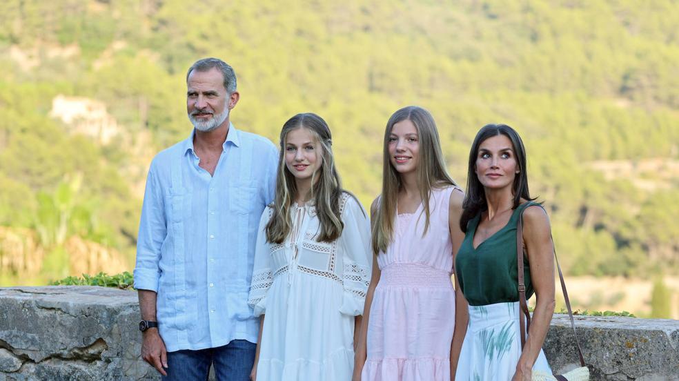 La reina Letizia, sus hijas y doña Sofía disfrutan de la noche mallorquina