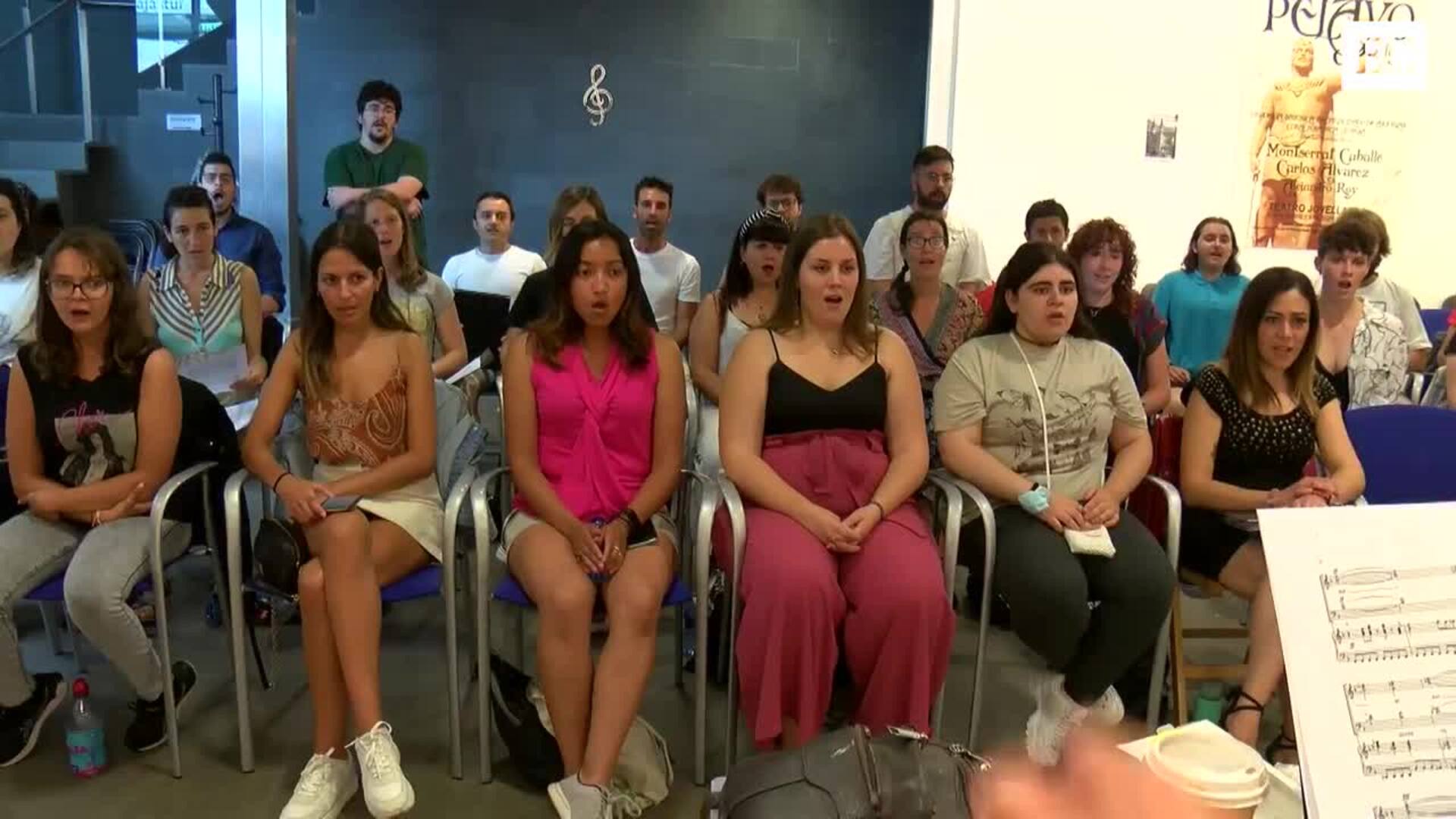 El Coro Joven de Gijón prepara su concierto en la Plaza Mayor