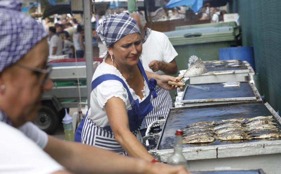 Candás vuelve a oler a sardinas y sidra