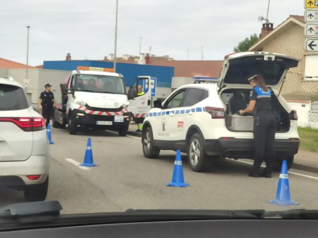 Dos personas heridas al invadir un vehículo una acera a la entrada de Luanco
