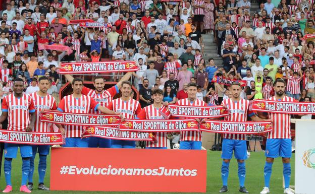 Más de 8.000 aficionados en la presentación de los últimos fichajes en El Molinón