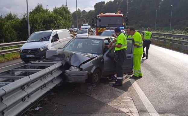 Impacta contra un guardarraíl en la entrada a Gijón por la avenida de El Llano