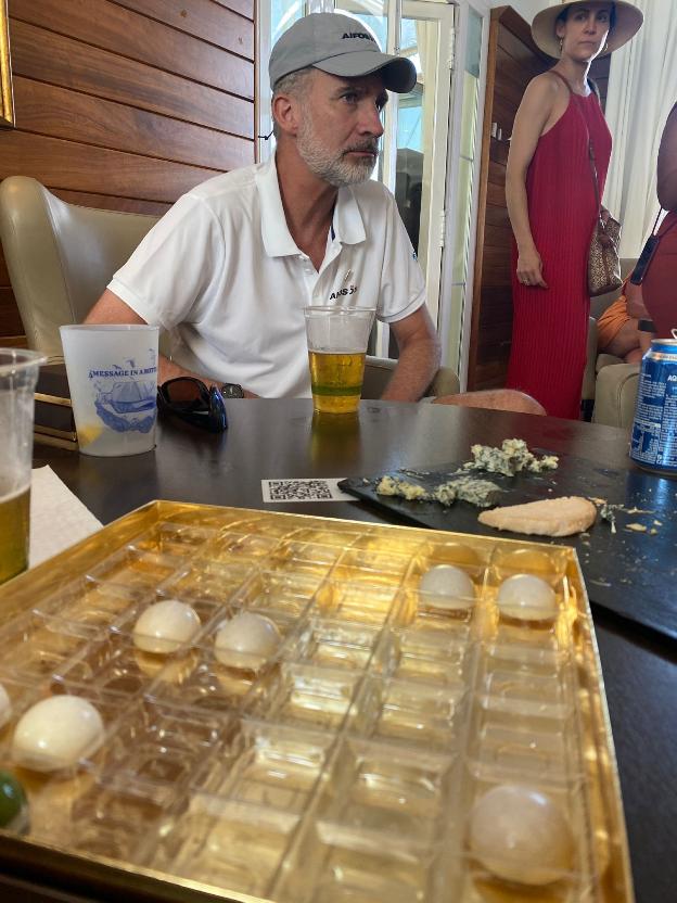 Don Felipe disfruta del queso asturiano en Palma