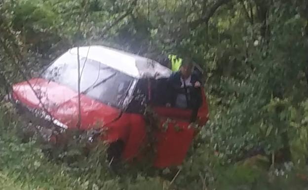 Herida una mujer de 66 años al salirse de la carretera y caer desde 50 metros en Lena