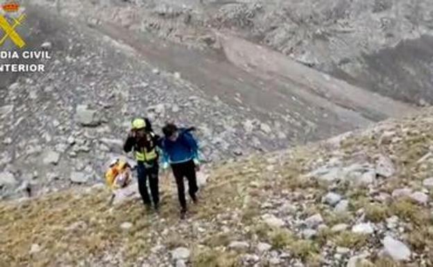 Rescatan a dos menores de 13 y 14 años en los Picos tras pasar la noche en la montaña sin agua