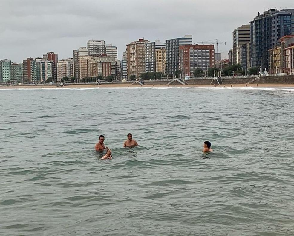 Irarragorri y la alcaldesa, un baño en San Lorenzo para promocionar Gijón