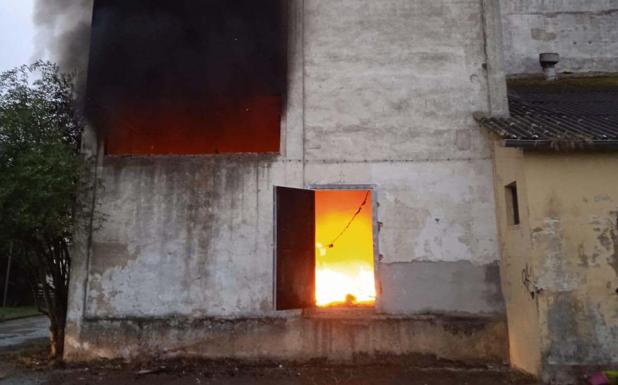 Sofocado un incendio en un nave industrial de Grado