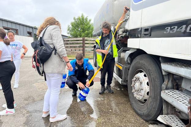 Llanera y Siero restablecen el suministro de agua que afectaba a 14.000 vecinos: «Fue un desastre»