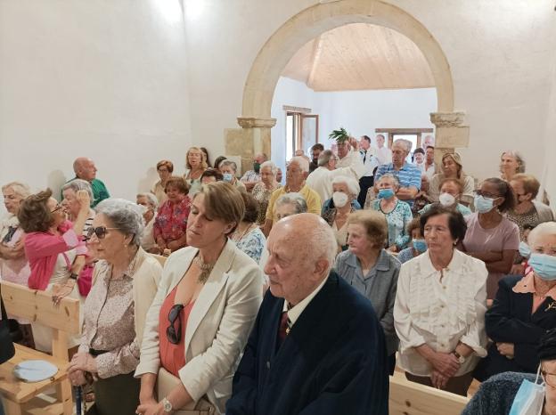 Los vecinos de Huerres estrenan su restaurada capilla de Santa Catalina